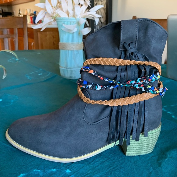 NWOB Black boho western booties. Never worn. Fashion shoe house. Size 6 - Picture 2 of 6